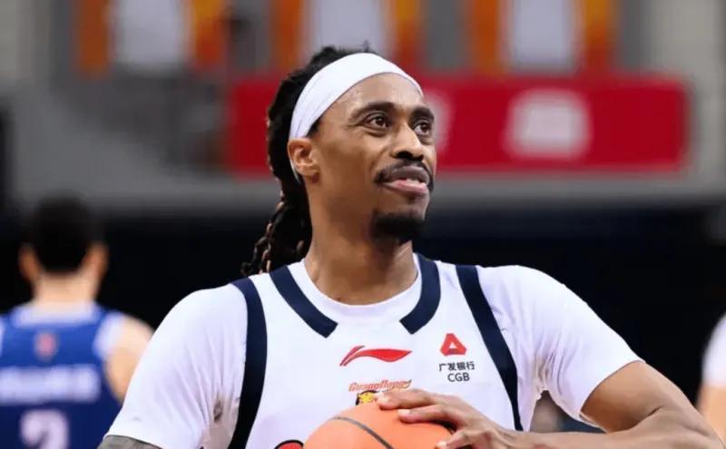 开云-广东110-105青岛2喜2忧！麦考尔王洪泽生涯之夜，本土主力球权低